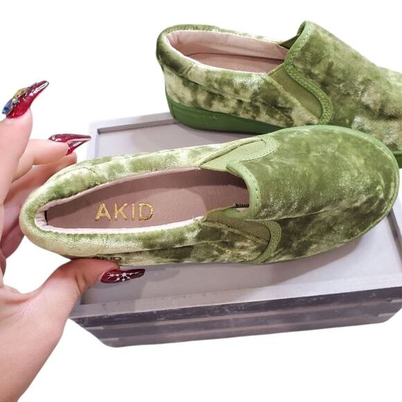 Akid Green Velvet Kids Slip-On Shoes Size: 2 - Picture 5 of 7